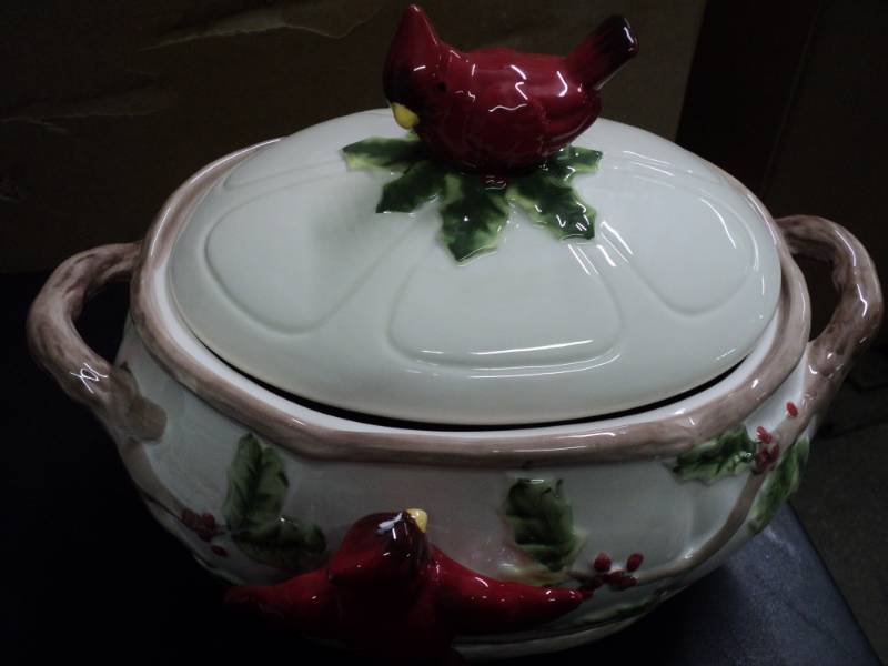 lot 162 image: Red Cardinal Soup Toureen...