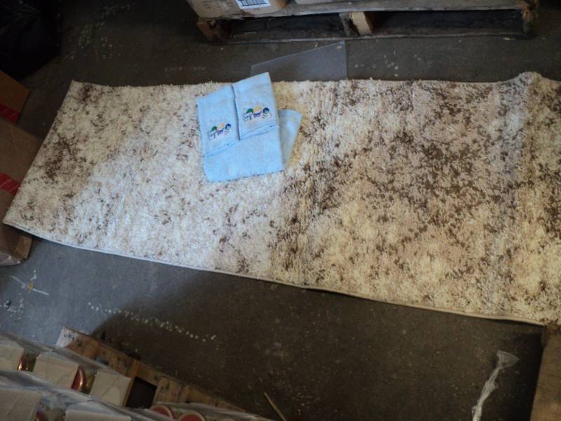 lot 187 image: New Runner 23 x 7 and New set of...