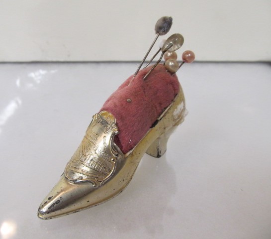 lot 21 image: Vintage 1930s UNION STATION Chicago Railroad Souvenir Pin Cushion