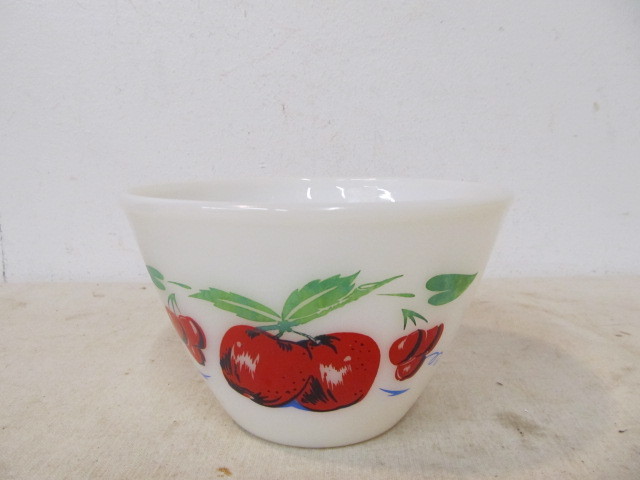 lot 26 image: Vintage FIRE KING Apple & Cherries Mixing Bowl