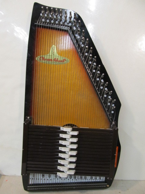 lot 54 image: Nice Vintage CHROMAHARP Autoharp wCase