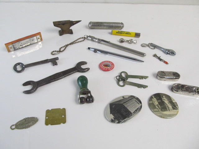 lot 67 image: Group of Old Vintage Misc Small Collectibles