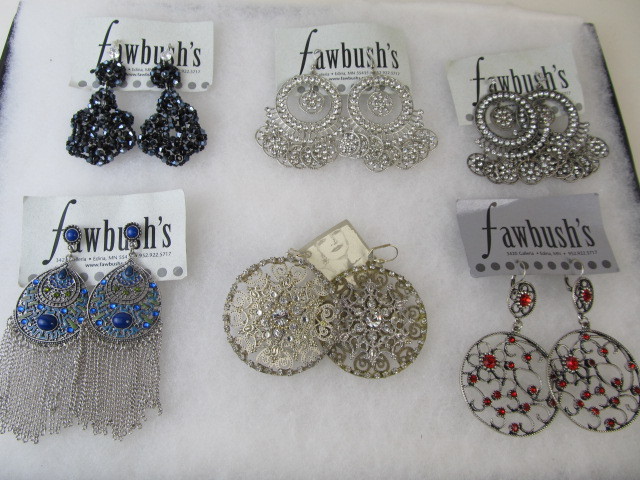 lot 91 image: Group of Higher End Large Costume Jewelry Earring Sets