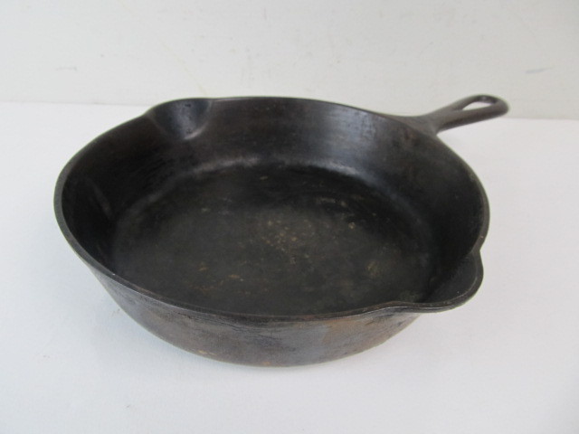 lot 92 image: Vintage GRISWOLD Cast Iron No. 5 Skillet