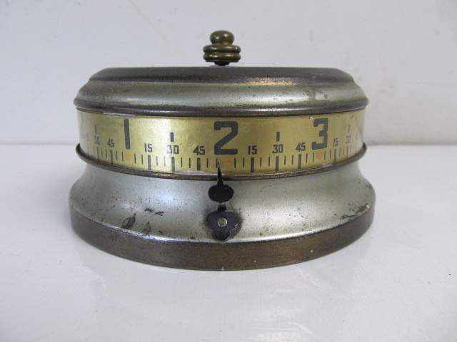 lot 100 image: Vintage 1930s LUX Deco Rotating Tape Measure Desk Clock