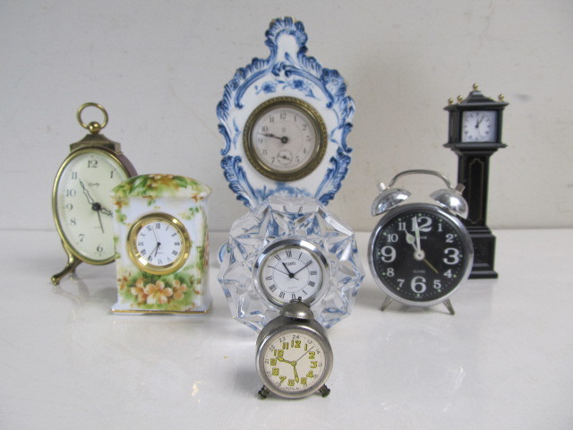 lot 102 image: Group of Vintage Desk & Alarm Clocks