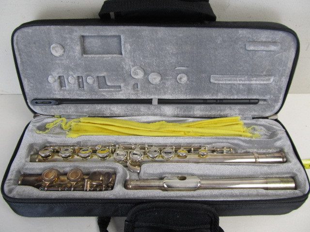 lot 132 image: Nice GIBSON Flute wCase