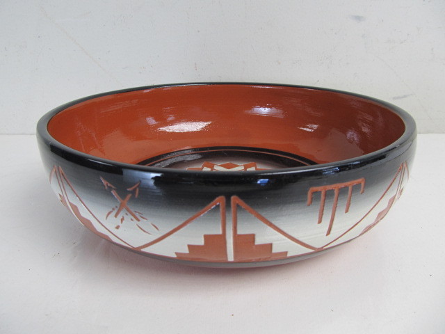 lot 137 image: Signed Navajo Art Pottery Bowl