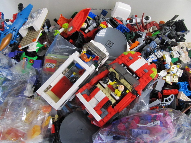 lot 145 image: Bin Full of LEGOS - 20 lbs