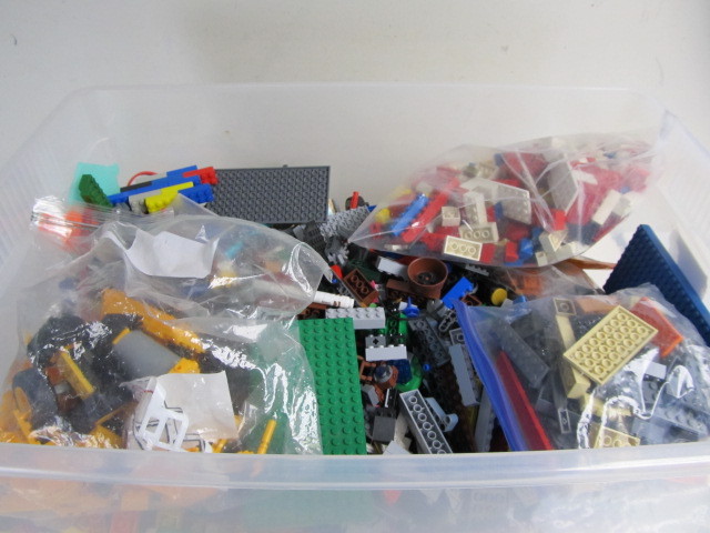 lot 146 image: Bin Full of LEGOS - 30 lbs