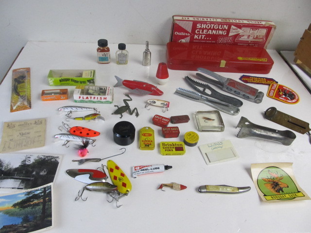 lot 193 image: Nice Lot of Vintage Fishing etc Lures Tins Advertising