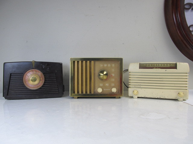 lot 172 image: 3 Orig Vintage Deco Bakelite Radios