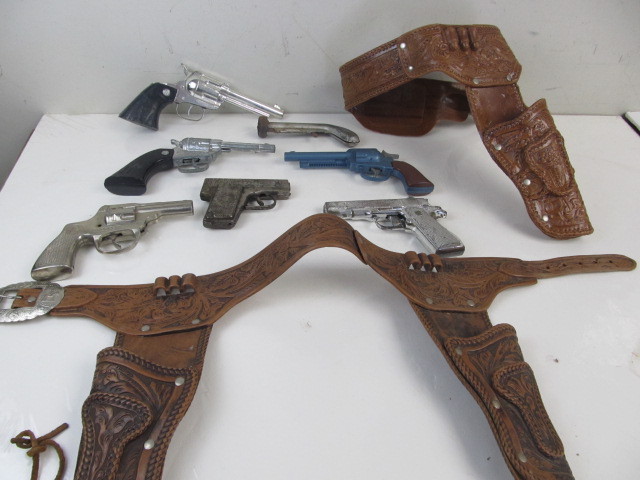 lot 178 image: Lot of Vintage Toy Cap Guns & Holsters
