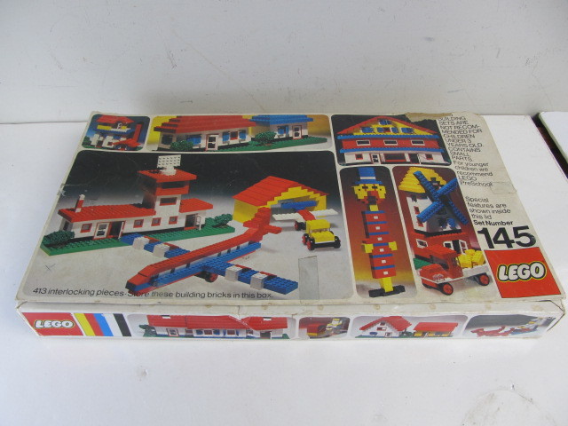 lot 181 image: Vintage 400 Piece Lego Set