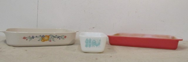 lot 165 image: Vintage PYREX Butterprint Amish and Corningware Baking Dish