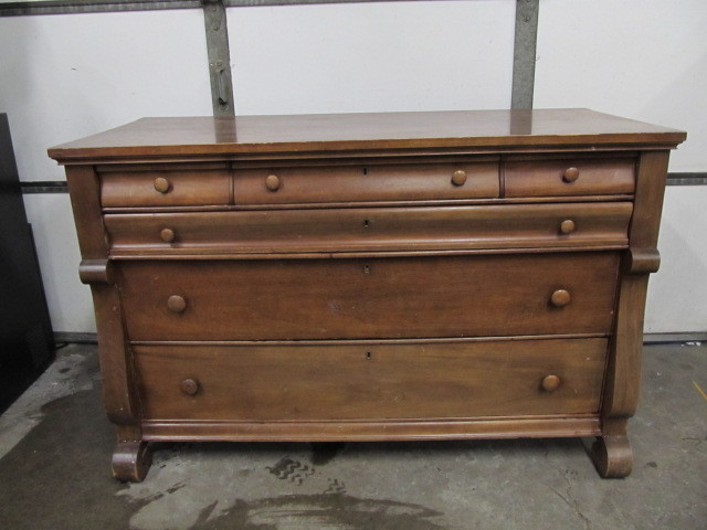 lot 8 image: Antique 6 Drawer Dresser