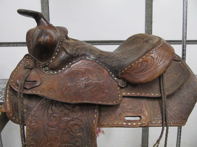 lot 4 image: Nice Vintage Cow Country CIRCLE Y Western Horse Saddle