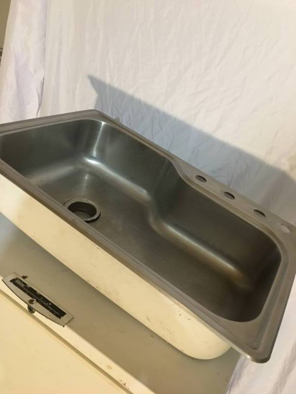 Single basin kitchen sink