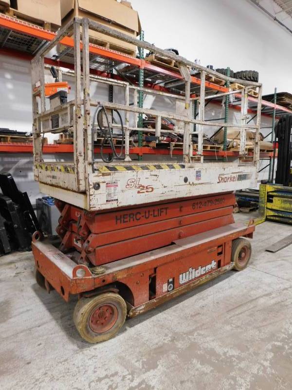 lot 4 image: Snorkel SL-25 Man Lift