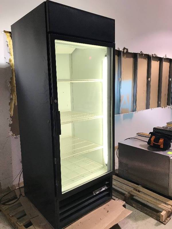 lot 22 image: Beverage Air Glass Door Cooler26.5X27.25X78.75Lights Work-Runs Cools
