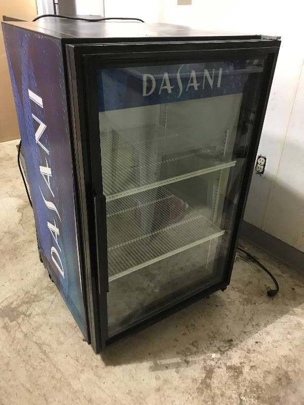 lot 36 image: True Rolling Dasani Beverage Display Cabinet Model GDM-07 1-5th Hp, 115 Volt, 60 Hz, 4.8 Amps 24x23x39.5T-5