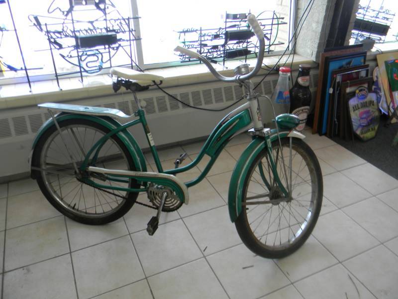 lot 2 image: (ORIGINAL) LOADED 1948 ROAD MASTER BIKE  - MADE BY THE CLEVELAND WELDING COMPANY - HORN, LIGHT, SPEEDOMETER ALL ORIGINAL & WORKING - AWESOME BIKE - SEE PICTURES