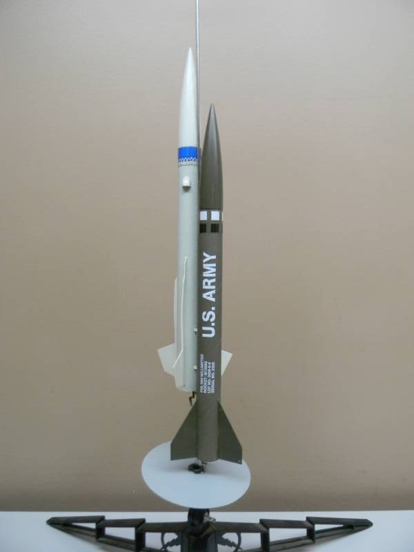 lot 31 image: VINTAGE ESTES U.S. ARMY & NAVY OPERATING GUIDED MISSILE ROCKET - OBVIOUSLY UNTESTED - EVERYTHING APPEARS TO BE INTACT & READY TO GO - APPROX 3FT TALL - SEE PICTURES