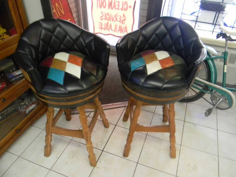 lot 3 image: SET OF 2 VINTAGE 1970s BARREL WHISKEY CHAIR BAR-STOOLS - NICE CONDITION FOR AGE  - MULTI COLOR - AWESOME FOR THE CAVE - SEE PICTURES
