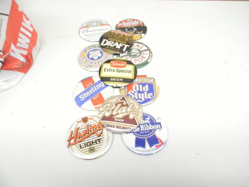 lot 42 image: COLLECTION OF VINTAGE ORIGINAL BEER BUTTONS - SEE PICTURES