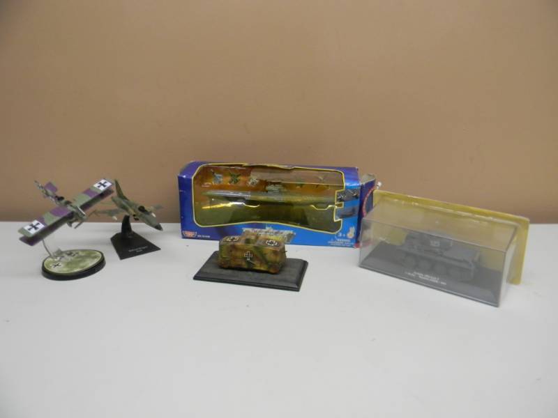 lot 46 image: MILITARY COLLECTION - SEE PICTURES