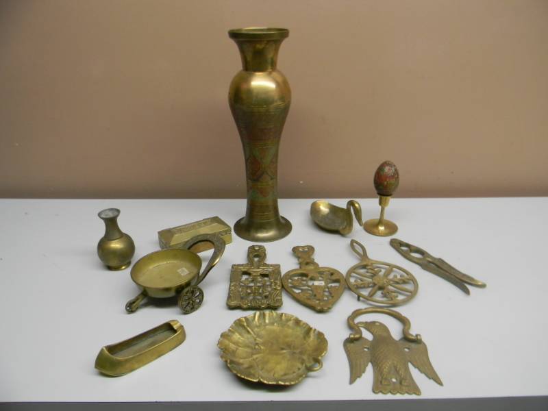 lot 52 image: LARGE COLLECTION OF ANTIQUEVINTAGE BRASS ITEMS - NICE COLLECTION - SEE PICTURES