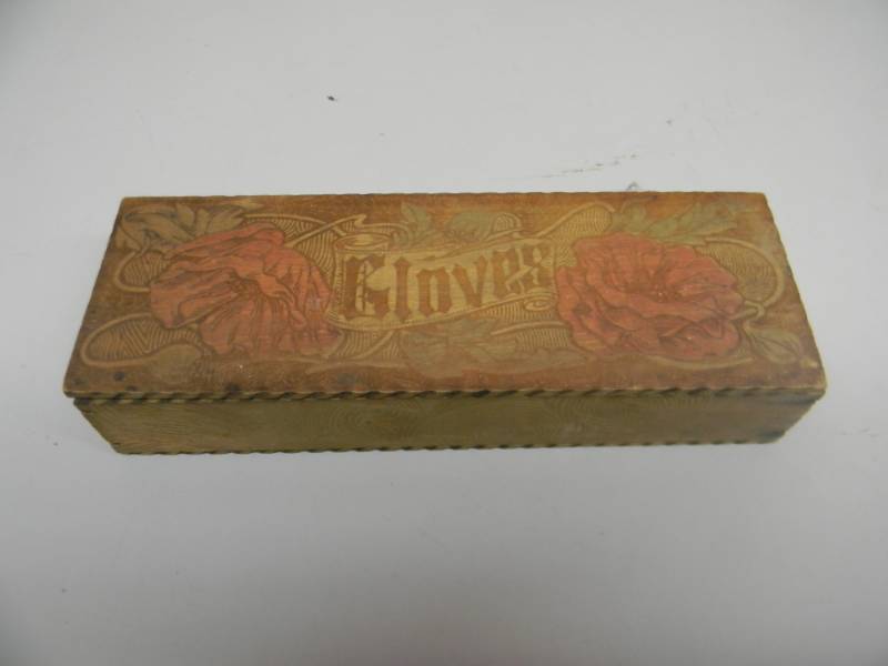 lot 58 image: ANTIQUE WOOD GLOVE BOX WITH ANTIQUE WOMENS LEATHER DRESS GLOVES - SEE PICTURES