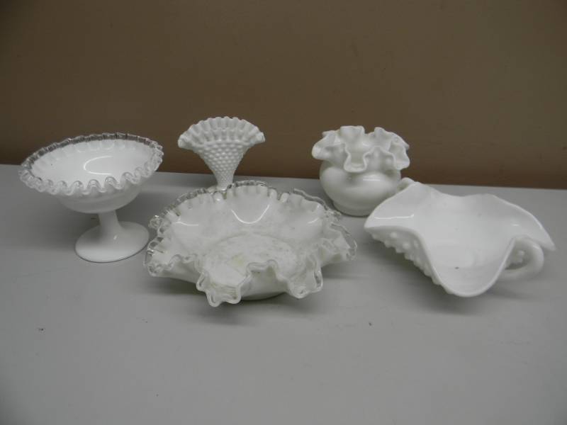lot 61 image: VINTAGE WHITE MILK GLASS GROUP OF 5 - SEE PICTURES