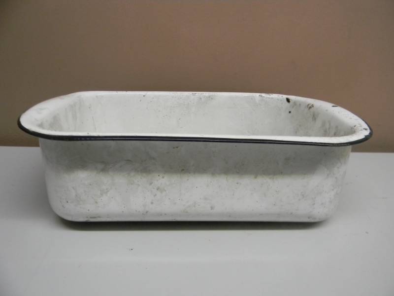 lot 68 image: VINTAGE WHITE PORCELAIN ENAMEL WITH BLACK TRIM LIP 17 x 12 in. Rectangle wash pan - SEE PICTURES