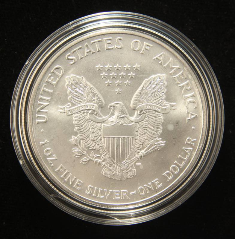 lot 46 image: 2001 AMERICAN SILVER EAGLE 1 TROY OZ. .999 FINE SILVER IN AIRTITE