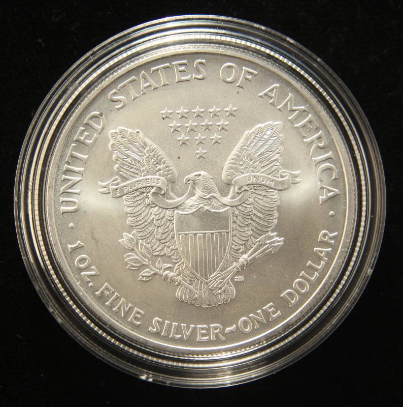 lot 61 image: 2004 AMERICAN SILVER EAGLE 1 TROY OZ. .999 FINE SILVER IN AIRTITE