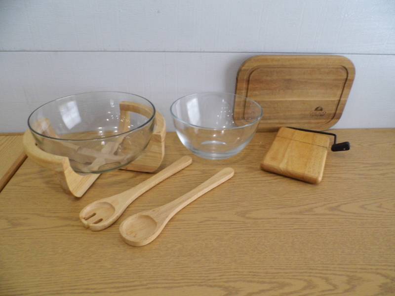 lot 3 image: Salad Set - Cutting Boards