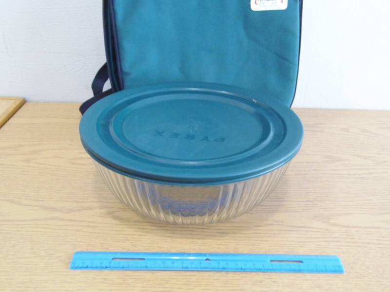 lot 8 image: Pyrex Portable