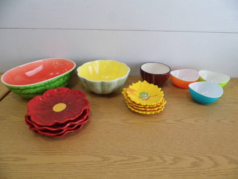 lot 9 image: Bowls - Plates