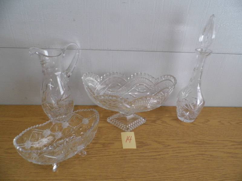 lot 14 image: Crystal Pieces