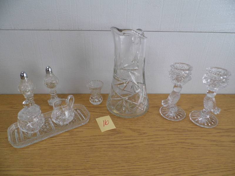 lot 16 image: Crystal Pieces