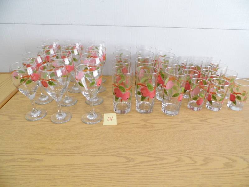 lot 21 image: Franciscan Apple Glassware