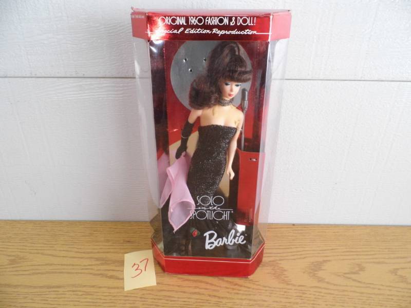 lot 37 image: Collector Barbie