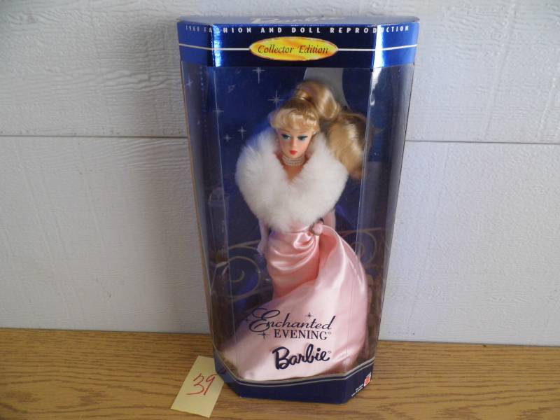 lot 39 image: Collector Barbie