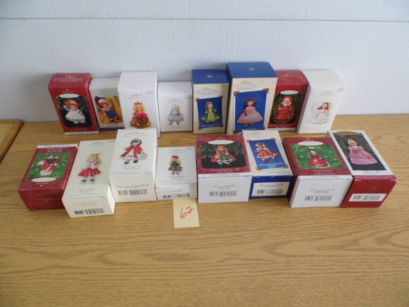 lot 62 image: Hallmark Ornaments