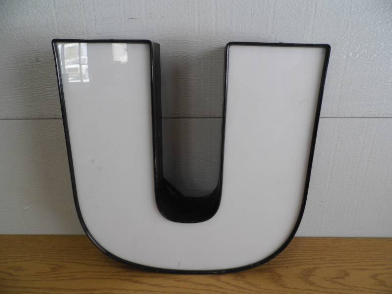 lot 86 image: LED Letter U