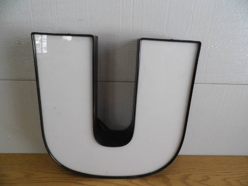 lot 87 image: LED Letter U