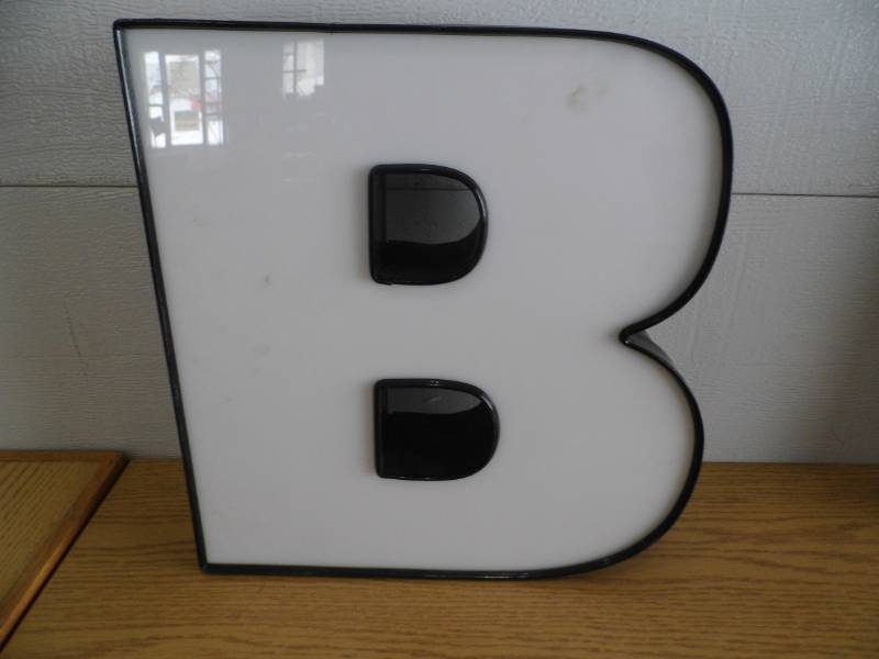 lot 91 image: LED Letter B