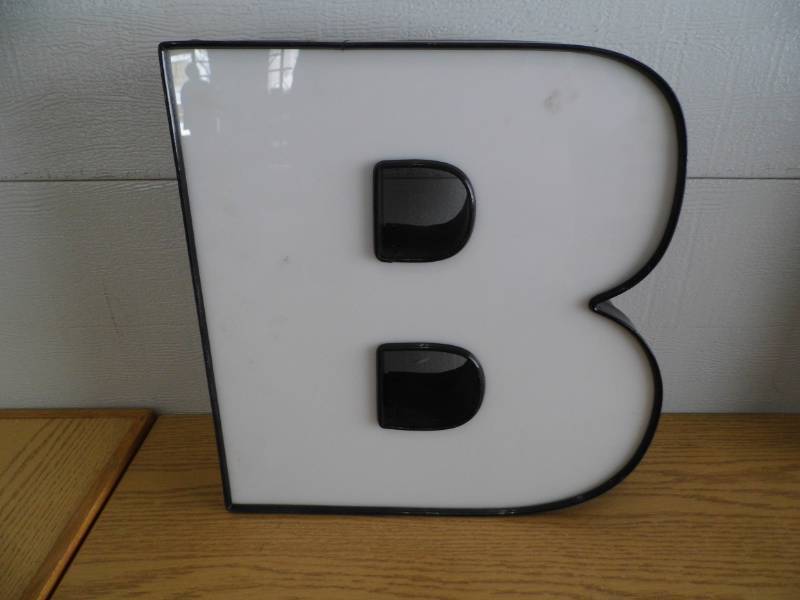 lot 92 image: LED Letter B