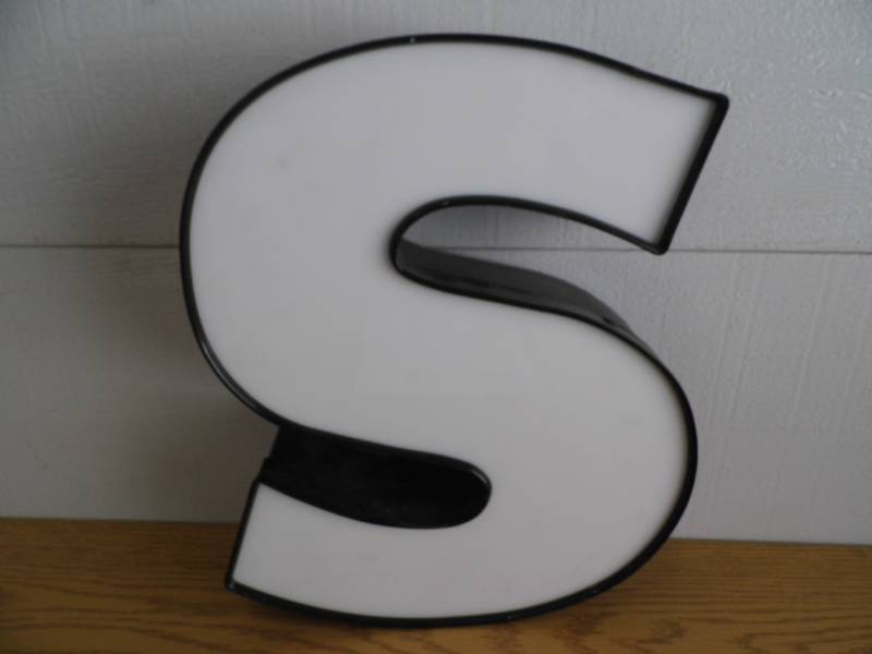 lot 95 image: LED Letter S